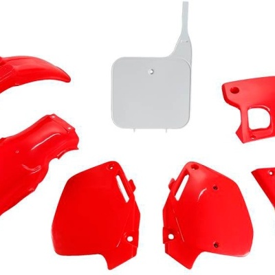 Conjunto de peças plásticas para moto em vermelho e branco, dispostas sobre fundo branco.