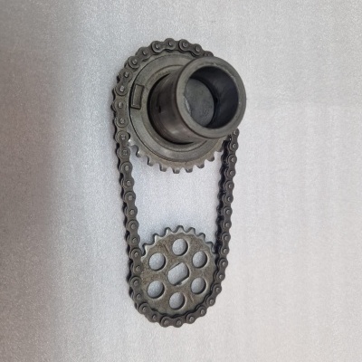 Peça metálica com engrenagens e corrente sobre fundo branco texturizado