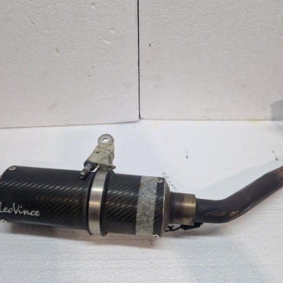 Escapamento moto LeoVince em fibra de carbono preta e tubo enferrujado