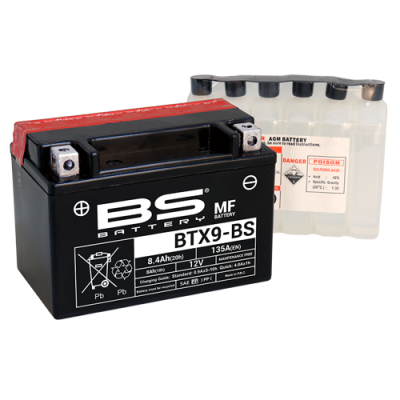 Bateria BS BTX9-BS MF 12V 8,4Ah com embalagem de ácido ao lado.