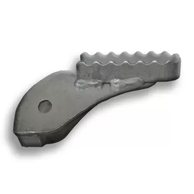 Peça metálica prateada com denteado e orifício redondo em fundo branco