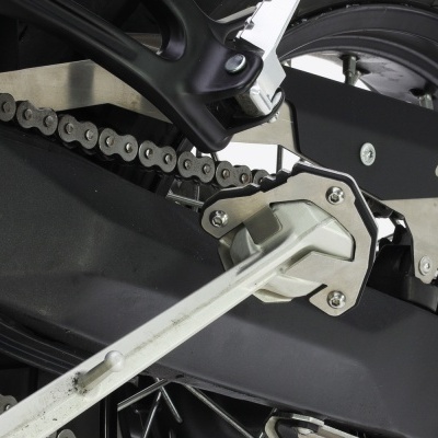 Parte traseira de motocicleta com corrente e braço oscilante preto