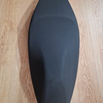 Assento de motocicleta preto em chão de madeira clara