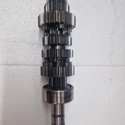 Peça metálica com engrenagens em fundo branco