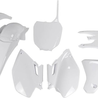 Peças plásticas brancas para mota dispostas sobre fundo branco