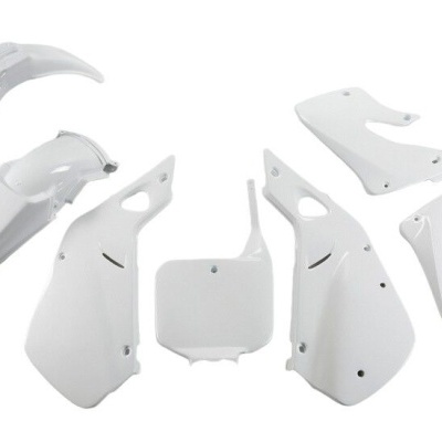 Peças plásticas brancas para motocicleta sobre fundo branco