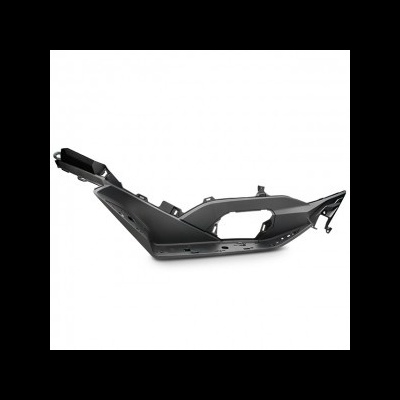 Peça plástica preta para veículo sobre fundo branco