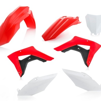 Peças plásticas para moto em vermelho, preto e branco sobre fundo branco