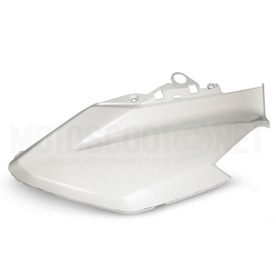 Pára-lama lateral branco liso em fundo branco