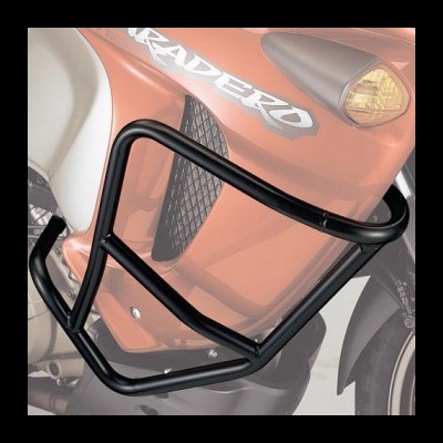 Estrutura metálica preta diante de moto laranja com texto VARADERO.