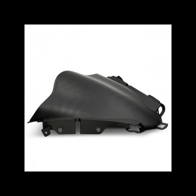 Peça automóvel preta em plástico e borracha, com superfícies lisas e texturizadas