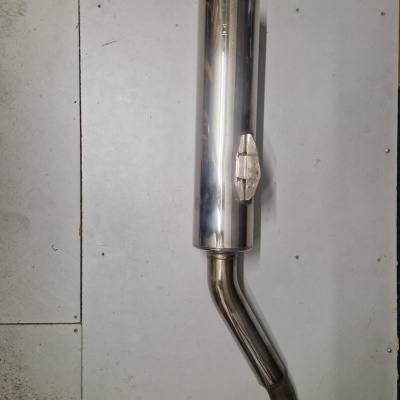 Escape de motocicleta em metal cromado com tubo curvo