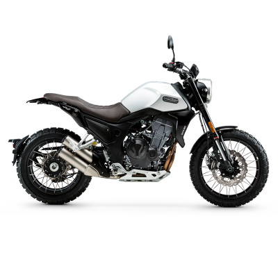 Motocicleta branca com banco castanho em fundo branco