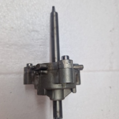 Peça mecânica metálica com eixos cilíndricos sobre fundo branco