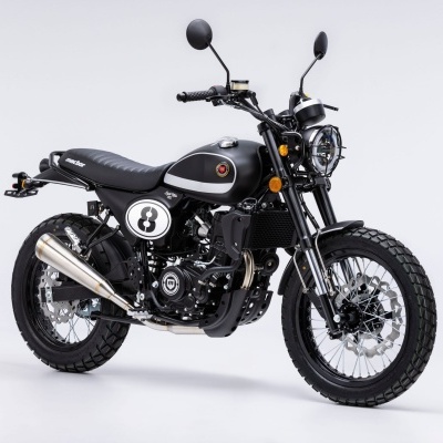 Motocicleta preta e cinza com número 8 na lateral sobre fundo branco