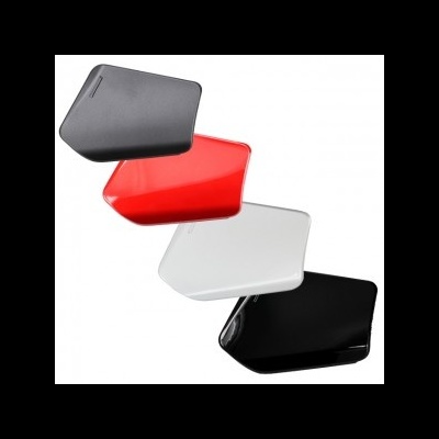 Quatro tampas triangulares de plástico coloridas em fundo branco