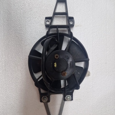 Ventoinha preta para automóvel com hastes de montagem sobre fundo branco texturado