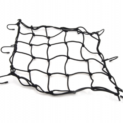 Rede elástica preta com ganchos nas bordas sobre fundo branco