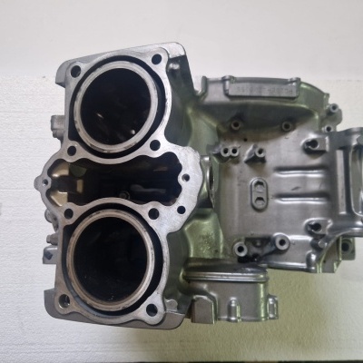 Motor de automóvel em metal com cilindros redondos