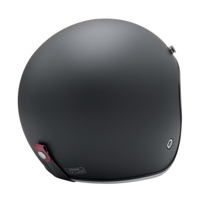 Capacete preto mate para motociclistas com correia preta e detalhe vermelho.
