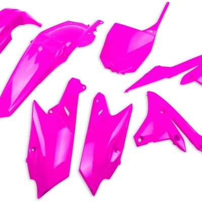 Peças de carenagem de moto cor-de-rosa isoladas