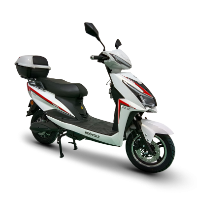 Scooter elétrica branca com detalhes vermelhos e pretos com bagageira traseira