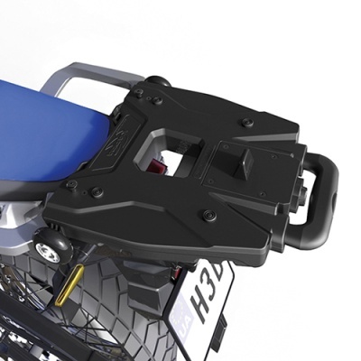 Plataforma preta montada na traseira de moto com assento azul e matrícula UA H32