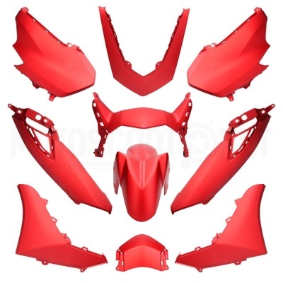 Conjunto de peças de plástico vermelho para moto sobre fundo branco
