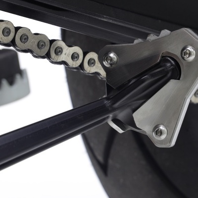 Componentes metálicos e corrente de bicicleta elétrica ou trotinete