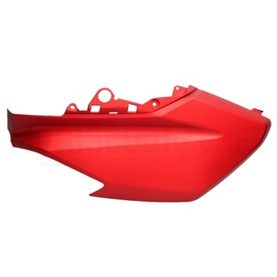 Peça lateral de mota vermelha em plástico sobre fundo branco