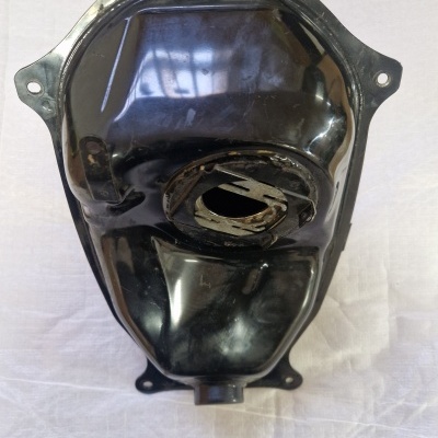 Tanque de combustível metálico preto brilhante com orifícios para fixação