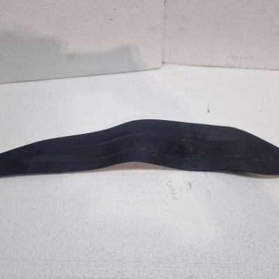 Peça curva de borracha preta sobre superfície branca