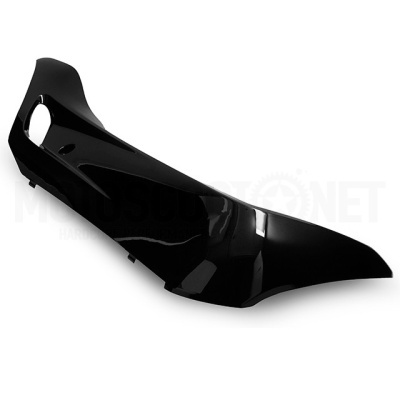 Parachoques dianteiro preto brilhante para automóvel sobre fundo branco