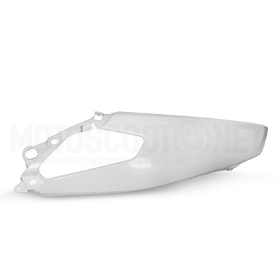 Painel lateral branco para mota, detalhe de plástico liso e recortes para aparafusar