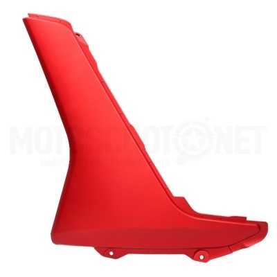 Peça plástica vermelha angular com furos para fixação