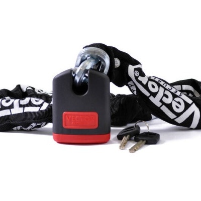 Cadeado preto e vermelho com corrente e chaves num fundo branco