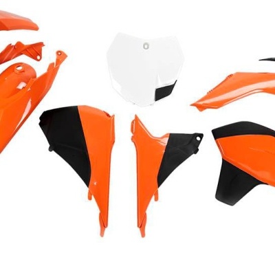 Peças plásticas laranja e preto para mota sobre fundo branco