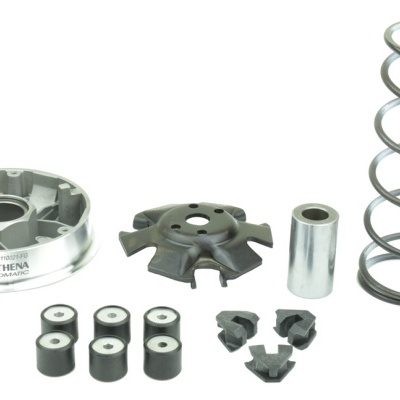 Peças metálicas e de borracha para motor organizadas sobre fundo branco