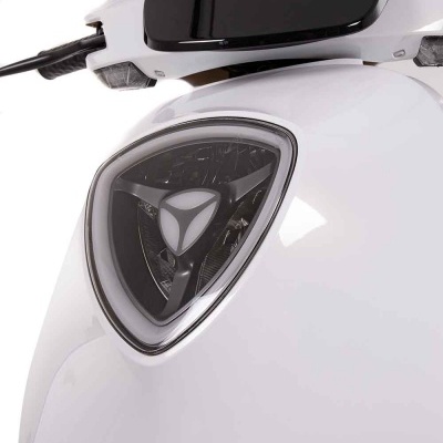 Farol triangular de moto branca com retrovisor preto