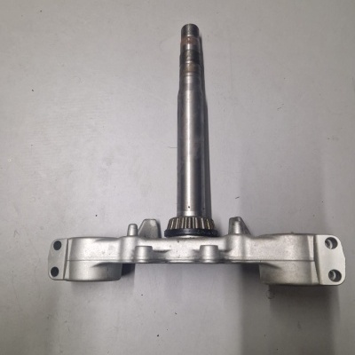 Peça metálica automóvel com eixo cilíndrico e estrutura de alumínio prateada