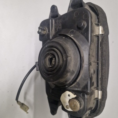 Componente automóvel plástico negro com conector elétrico e espuma envolvente