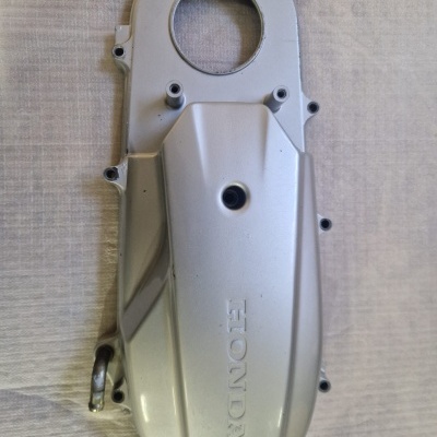 Tampa de motor Honda em alumínio cinza claro com orifícios para fixação