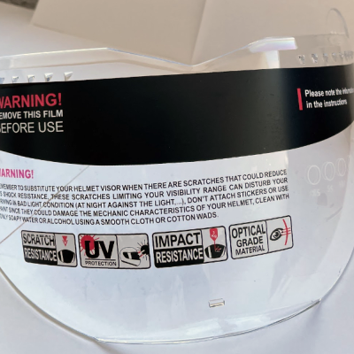 Visor transparente para capacete com película removível e instruções impressas