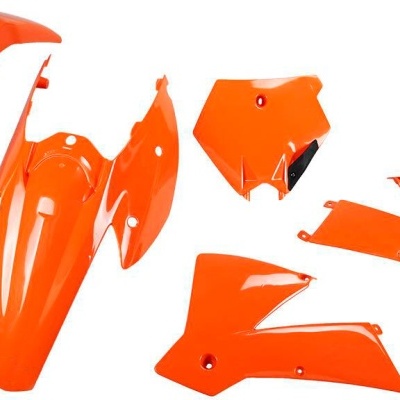 Peças plásticas laranja para motocicleta sobre fundo branco