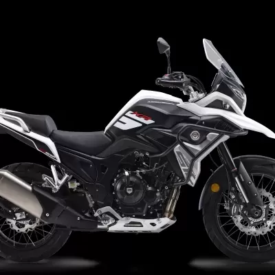 Motocicleta branca e preta em fundo preto