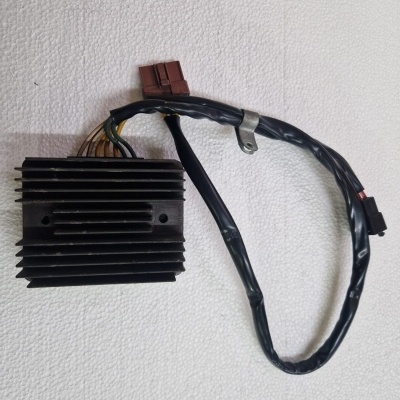 Regulador retificador preto com cabo e conectores sobre fundo branco