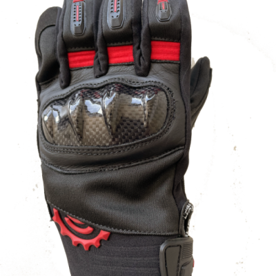 Luva preta com detalhes vermelhos e proteção de carbono