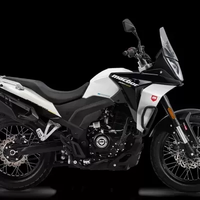 Motociclo todo-o-terreno branco e preto com para-brisas