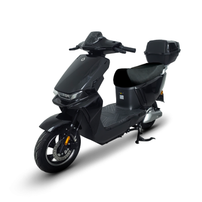 Scooter elétrica preta com bagageira traseira e farol integrado