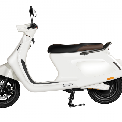 Scooter elétrica branca com banco preto e castanho